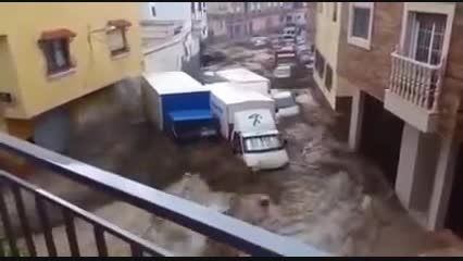 باران سیل آسا در اسپانیا باعث سیلاب در خیابانها شد