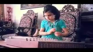 هنرنمایی کودک ایرانی در نواختن سنتور