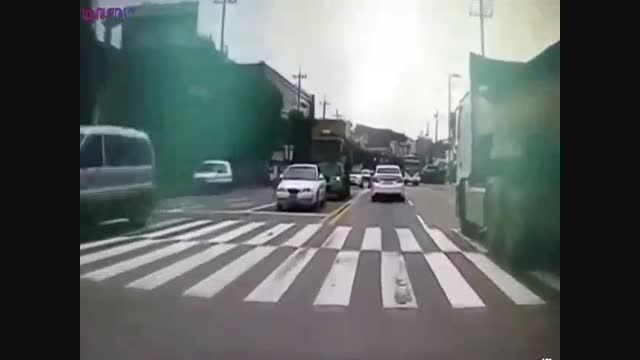 یک تصادف باورنکردنی عجیب+فیلم ویدیو کلیپ حادثه رانندگی