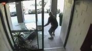 عاقبت دزدی و فرار از فروشگاه (برخورد شدید با درب شیشه ای)...