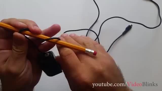 حلقه حلقه کردن سیم شارژر تلفن همراه