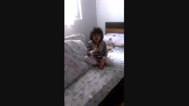 ویدیو دختر کوچولوی بسیار با نمک - قاطی کردن دروغکی