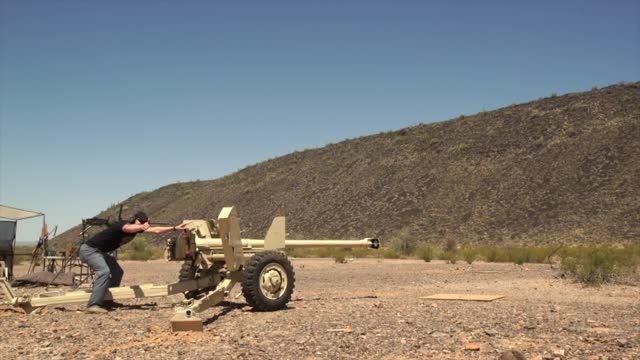نمایشگر 5K آی مک در مقابل توپ ۹۰ میلی متری ضد تانک