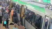 مردی که لای مترو و سکو گیر کرد و نجات یافت