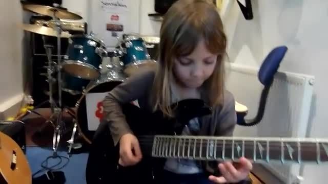 گیتار نوازی دختر 6 ساله