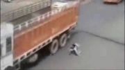 زن هندی زیر چرخهای کامیون زنده ماند!!