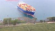 به گل نشستن کشتی عظیم باری در هنگ کنگ