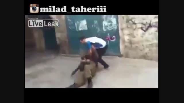 مرد شجاع از اسلحه نترسید و سرباز اسراییلی را کتک زد