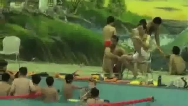 کتک زدن پسر بچه توسط مربی در استخر شنا