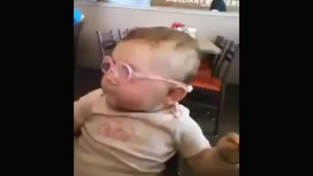 واکنش جالب کودک بعد از بینایی با عینک