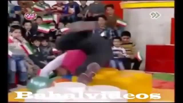 زمین خوردن عمو پورنگ در برنامه زنده ته خنده