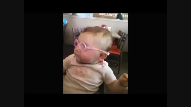 عکس العمل کودکی که برای اولین بار عینک میزند