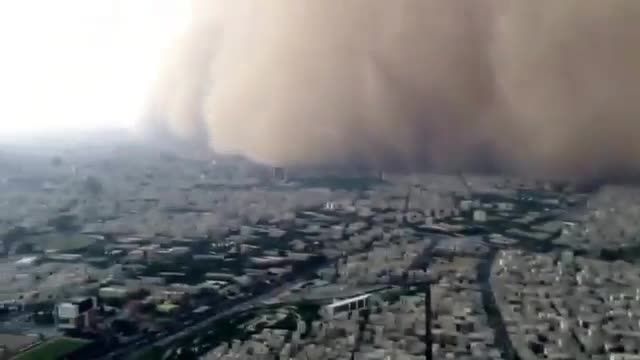 ^طوفان وحشتناکه دیروز بعدازظهر-- تهران-- برج میلاد^