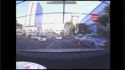 تصادف وحشتناک موتورسوار از پشت به ماشین !!