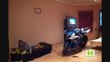 صدای اگزوز موتورسیکلت در منزل