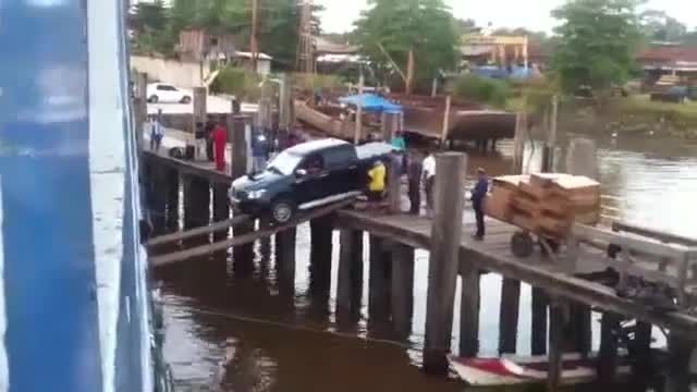 بردن ماشین به کشتی روی چوب