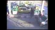 استفاده از تلفن همراه در پمپ بنزین موجب انفجار میشود