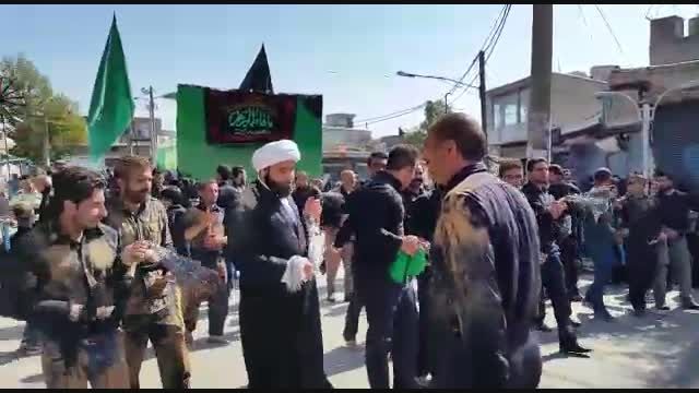 زنجیر زنی طلبه بروجردی با لباس روحانیت