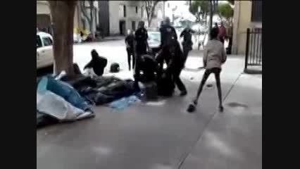 فیلم کشتن مرد بی خانمان سیاه پوست توسط پلیس آمریکا