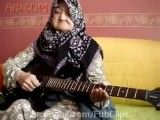 مامان بزرگ گیتاریست