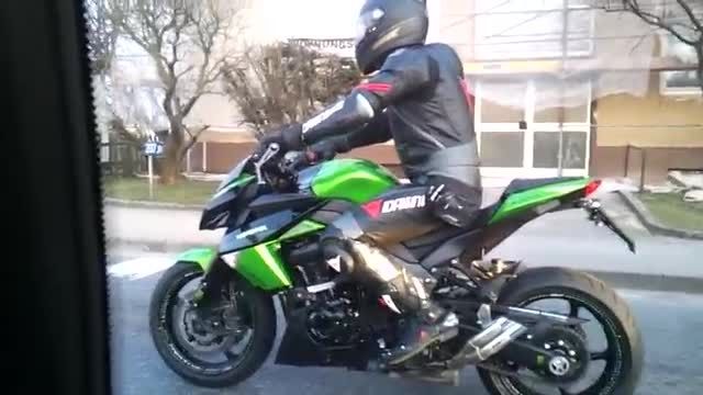 Kawasaki Z1000 2011 vs. Porsche 911 Turbo