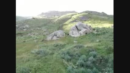 دامنه کوههای روستای آقداش در کنار چشمه کرچنگلی