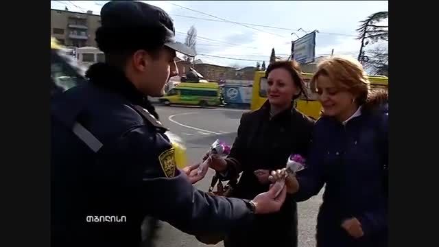 پلیس گرجستان ۸ مارس به زنان گل هدیه داد