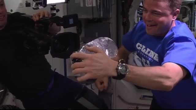 قرار دادن دوربین فیلم برداری در حباب آب (معلق)در فضا