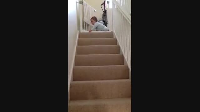 افتادن بچه از پله