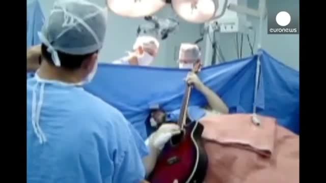 نواختن گیتار توسط بیمار زیر عمل جراحی مغز