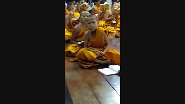کودک خسته در  کلاس معبد