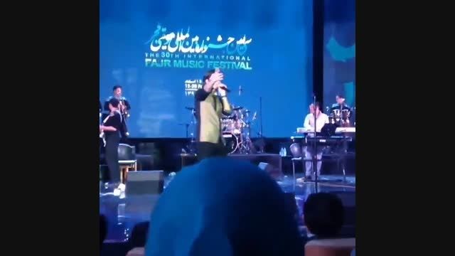 تمرین دست و جیغ  در كنسرت محسن یگانه  با طرفداران