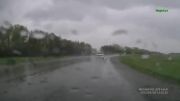 تلاش خودرو به سبقت گرفتن در باران