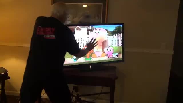 پدربزرگ عصبانی تلویزیون hd را نابود می کند
