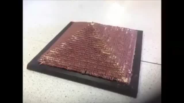 آتیش زدن هرم ساخته شده از 5000چوب کبریت