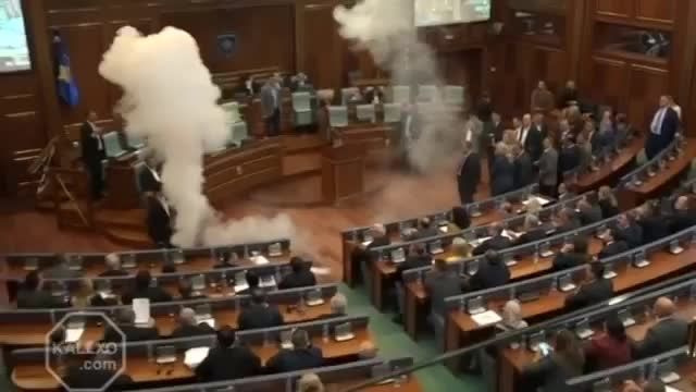 انفجار یک بمب دودزا در مجلس کوزووو