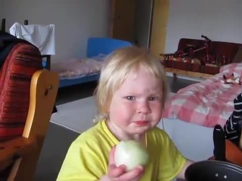 عکس العمل خنده دار بچه با خوردن پیاز !!