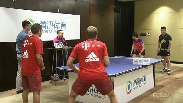 پینگ پنگ بازی توماس مولر و لام با قهرمان اسبق جهان