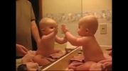 دختر بچه ناز در مقابل آینه