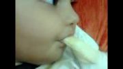 خوردن بیسکویت موزی توسط نوزاد شش ماهه