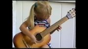 گیتار زدن یه دختر 4 ساله شیرین