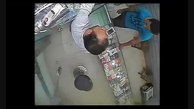 سرقت گوشی موبایل و شکست در دستگیری توسط صاحب مغازه