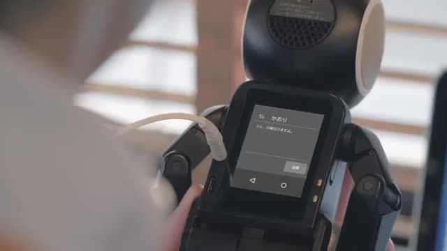 RoBoHoN ترکیبی از یک ربات و تلفن هوشمند با قابلیت های ک