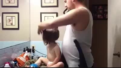 پدری که مو های دخترش را با جارو برقی می بافد
