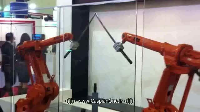 مبارزه با شمشیر دو ربات سامورایی دقت این رباتهای صنعتی