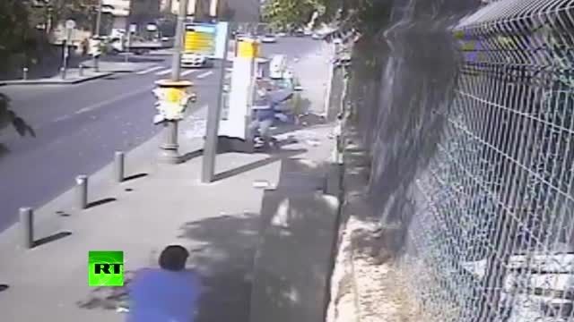 فیلم حمله یک فلسطینی به پلیس اسرائیلی و شلیک به او