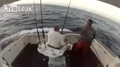 ماهی به قایق پرید و ماهیگیر از ترس دریا افتاد