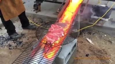 کباب کردن گوشت در کارخانه ذوب اهن