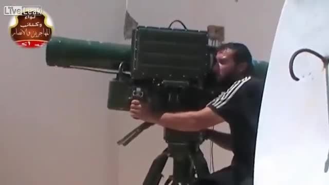 تروریست سوری در حال شلیک موشک ضد تانک چینی HJ-8