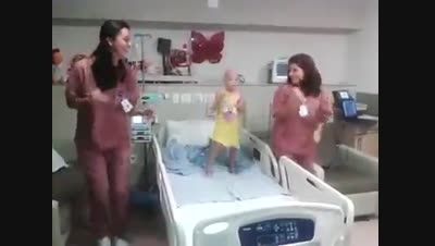 رقص پرستارها با کودک سرطانی